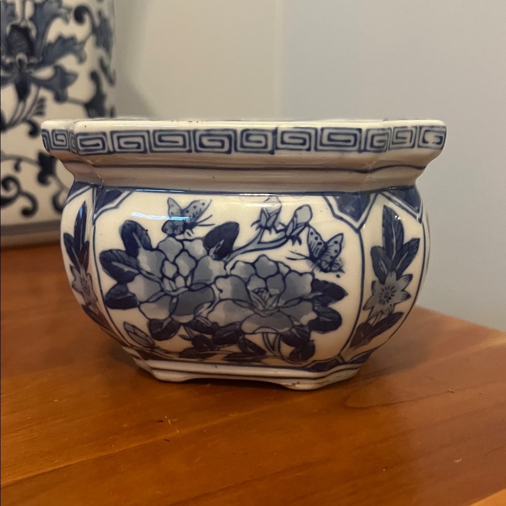Chinoiserie Porcelain Octogonal Blue & White Cachepot Jardiniere Planter